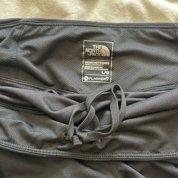 North Face Women’s shorts large - Picture 4 of 6